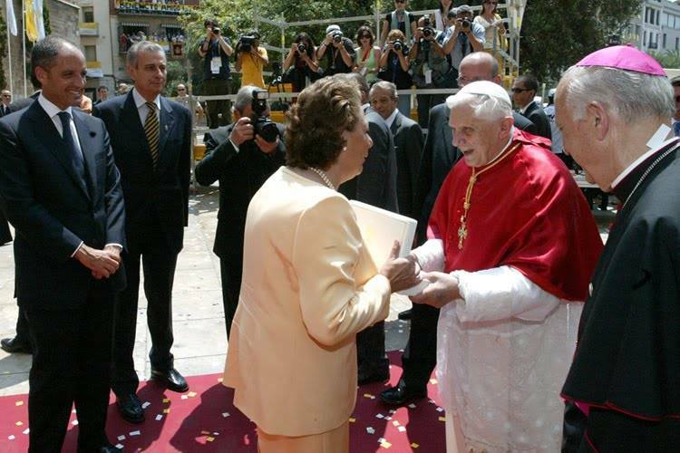 Francisco Camps y Rita Barberá, junto al Papa en 2006. Foto: EFE