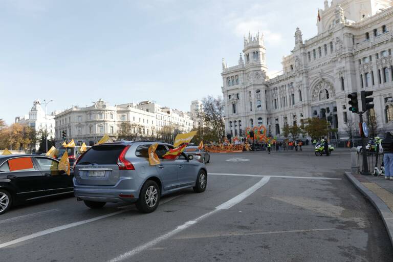 Vehículos en Madrid. Foto: JESÚS HELLÍN/EP