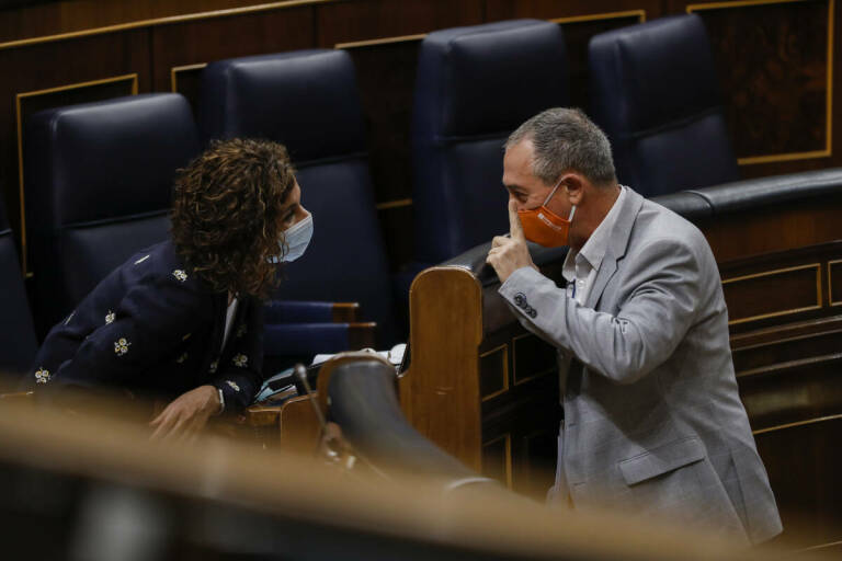 La ministra de Hacienda, María Jesús Montero, y Joan Baldoví, en el Congreso. Foto: EP