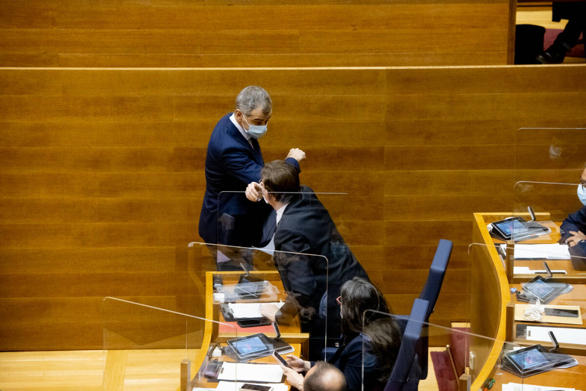 Toni Cantó se aproxima al escaño de Ximo Puig a darle un codazo. Foto: KIKE TABERNER