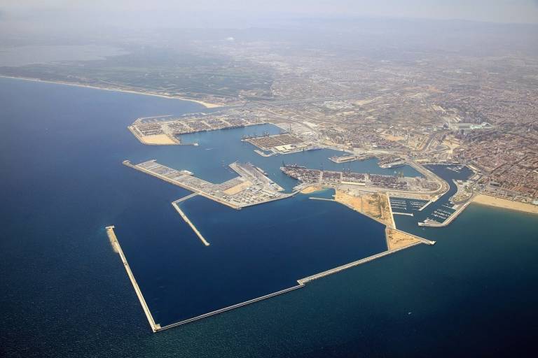 Vista general del Puerto de València, con los diques de abrigo de la ampliación norte en primer plano