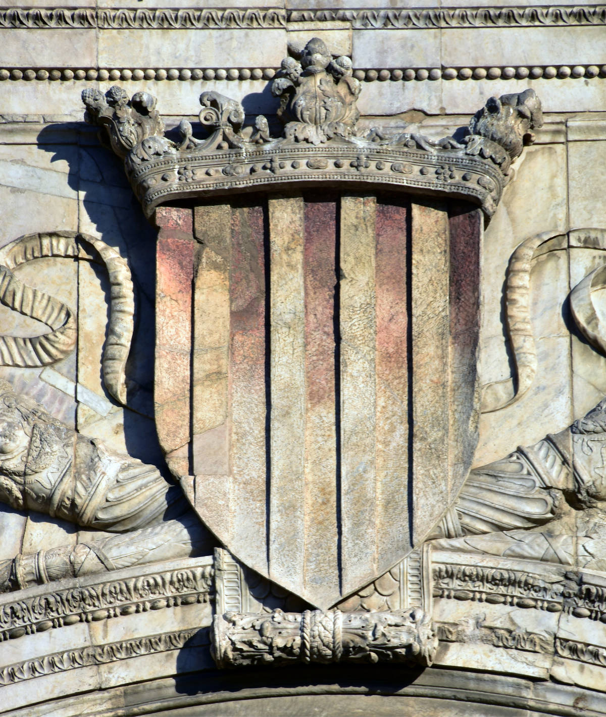Senyal reial i corona reial oberta d'Aragó, en l'arc de triomf del Castellnou