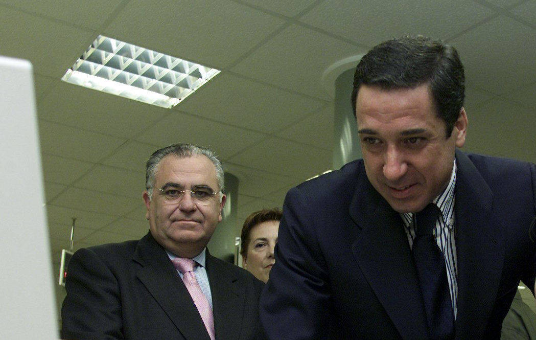 Juan Cotino y Eduardo Zaplana, en 2001. Foto: EFE/Manuel Bruque.