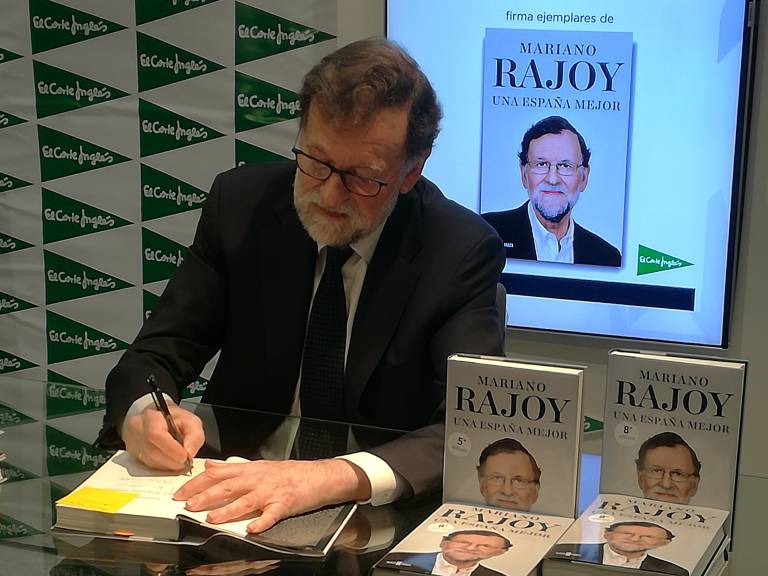 Mariano Rajoy, durante la firma de sus memorias en València. 