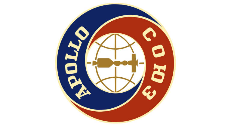 Diseño de Balashova en 1975 para el logo de la misión Apollo-Soyuz, representando la unión espacial entre Estados Unidos y Unión Soviética.