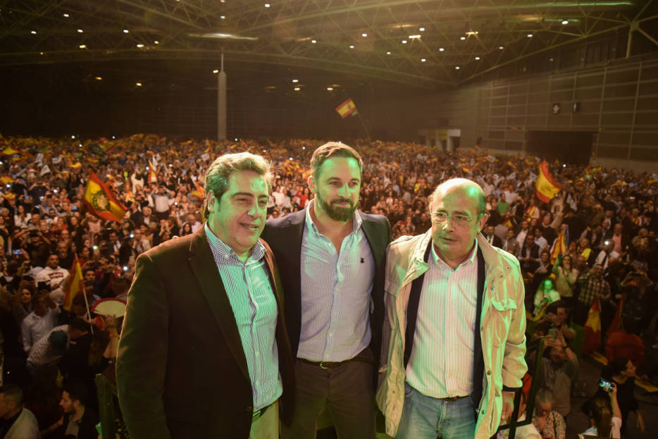 José María Llanos, Santiago Abascal e Ignacio Gil Lázaro. Foto: EDUARDO MANZANA