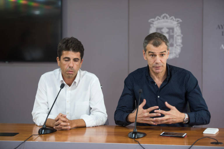 El presidente de la Diputación de Alicante, Carlos Mazón (PP), y el síndic de Cs, Toni Cantó, en la rueda de prensa conjunta tras su pacto en Alicante. Foto: RAFA MOLINA