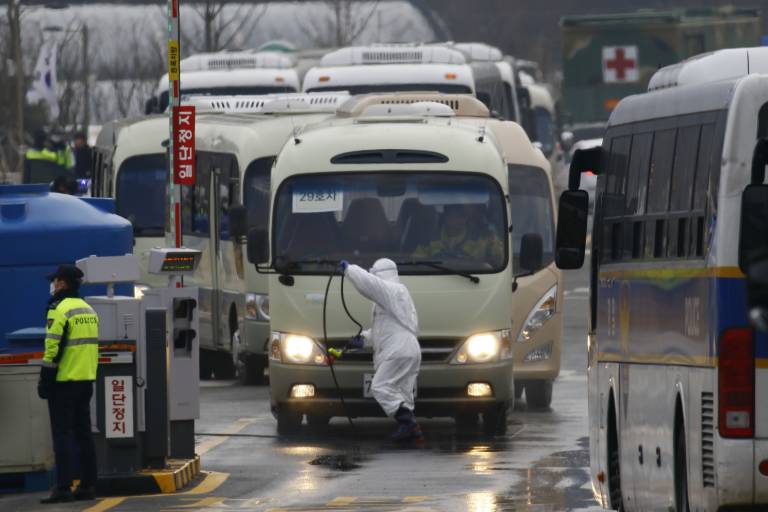 Un autobús con evacuados coreanos de Wuhan llega a Corea del Sur. Foto: RYU SEUNG IL /EP.
