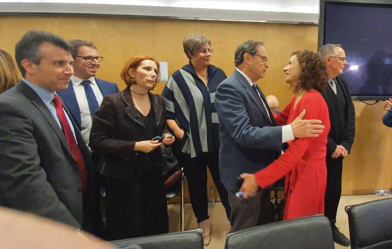 La delegación valenciana encabezada por Vicent Soler saluda a la ministra María Jesús Montero. Foto: GVA
