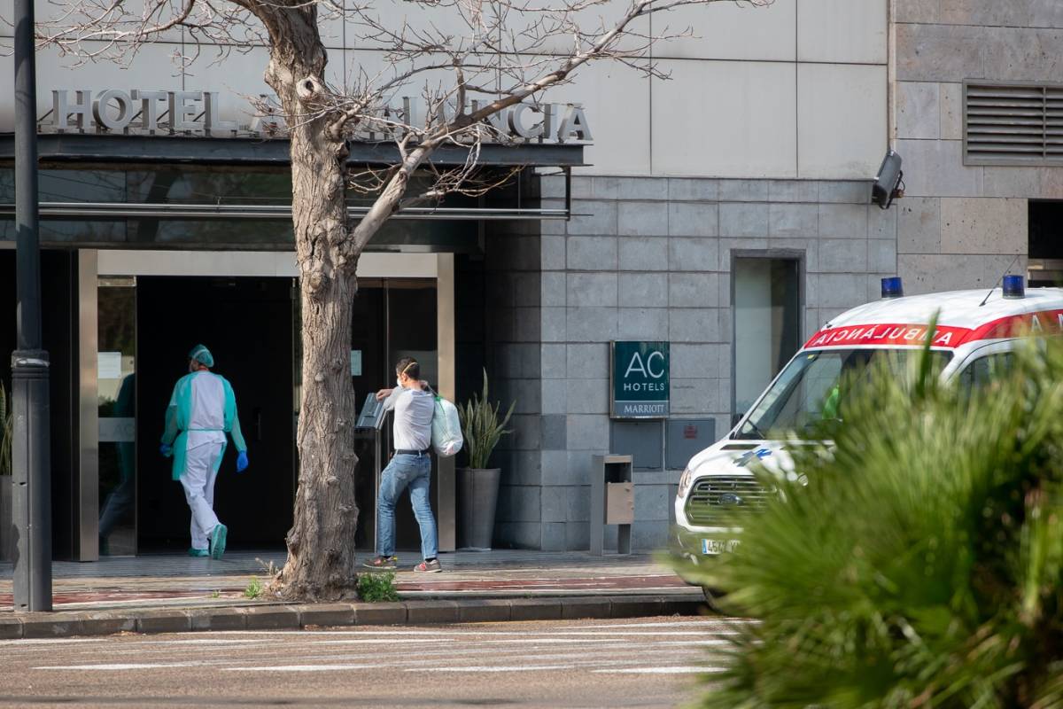 Primeros pacientes entrando en el Hotel AC València. Foto: KIKE TABERNER
