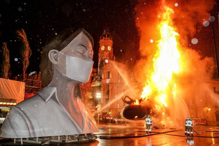 Modregning våben Magnetisk Cremà Fallas 2020: València quema la histórica falla municipal sin público  - Valencia Plaza
