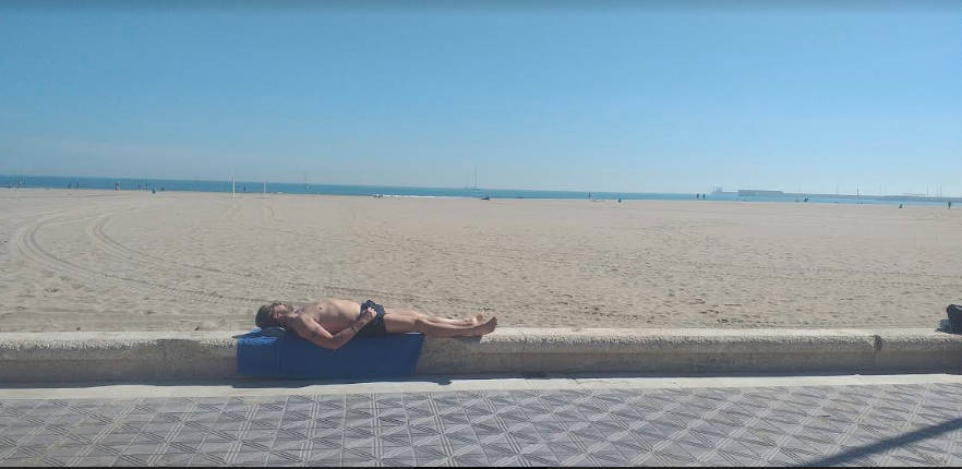 El hombre tumbado de la foto no está infectado del bichito; simplemente toma un baño de sol saludable y muy mediterráneo. 