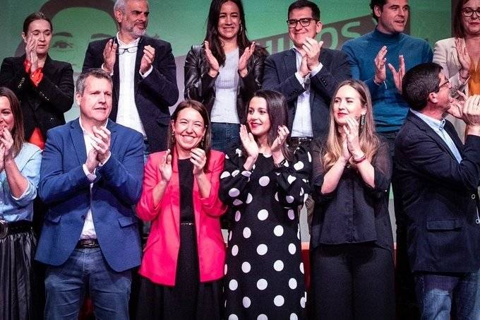 La presidenta de Ciudadanos, Inés Arrimadas, en un acto junto a miembros de la Ejecutiva del partido.