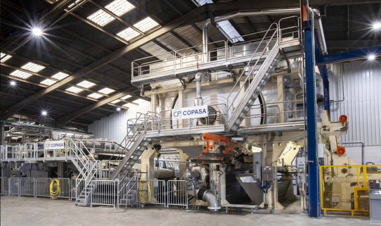 La nueva máquina de fabricación de papel higiénico instalada en la planta de Kartogroup.