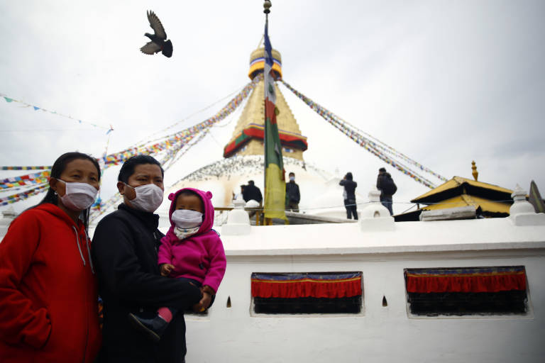 Una familia lleva máscaras en Nepal. Foto: Skanda Gautam/EP