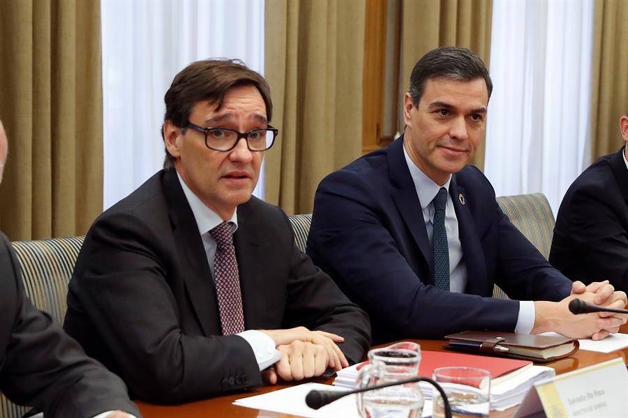 El ministro de Sanidad, Salvador Illa, con Pedro Sánchez, este lunes. Foto: EFE/J.J. Guillén
