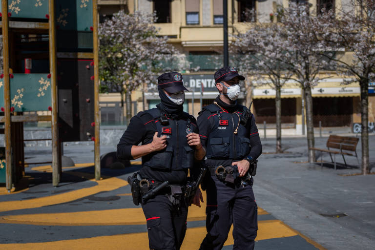Agentes de seguridad, en las calles vacías de San Sebastián. Foto: EP