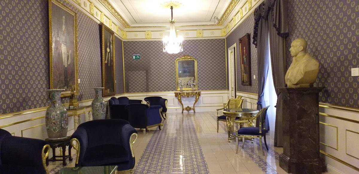 Una de las salas del palacio Cervelló, dedicada a los últimos Borbones.     