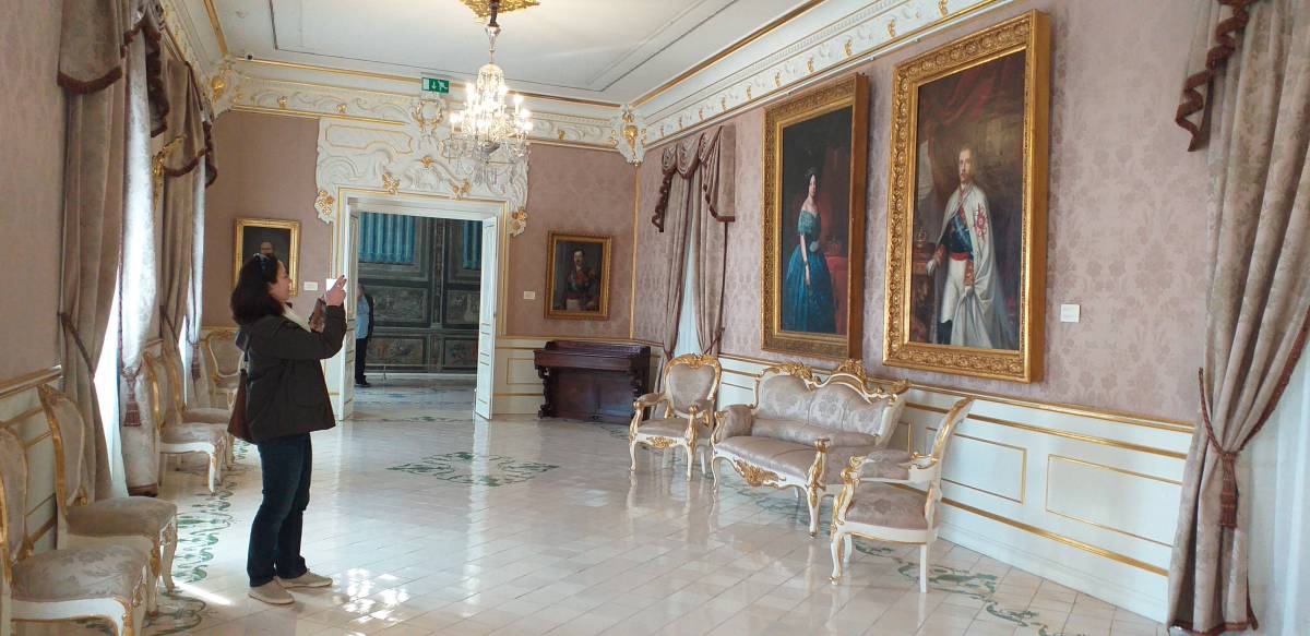 Una mujer fotografía un cuadro expuesto en el palacio de Cervelló. 