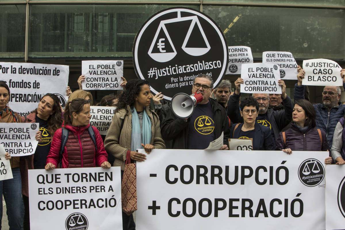 Protesta de representantes de las ONG ante los juzgados. Foto: EVA MÁÑEZ