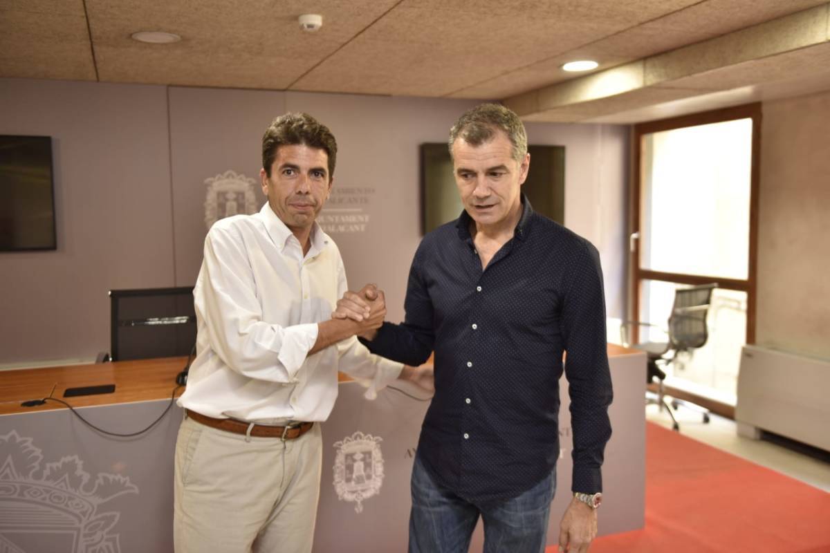 Carlos Mazón (PP) y Toni Cantó (Cs) tras su pacto en Alicante. Foto: RAFA MOLINA