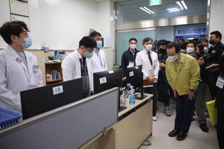 El primer ministro coreano, Chung Sye-kyun, visita al personal médico en Daegu. Foto: YNA/dpa