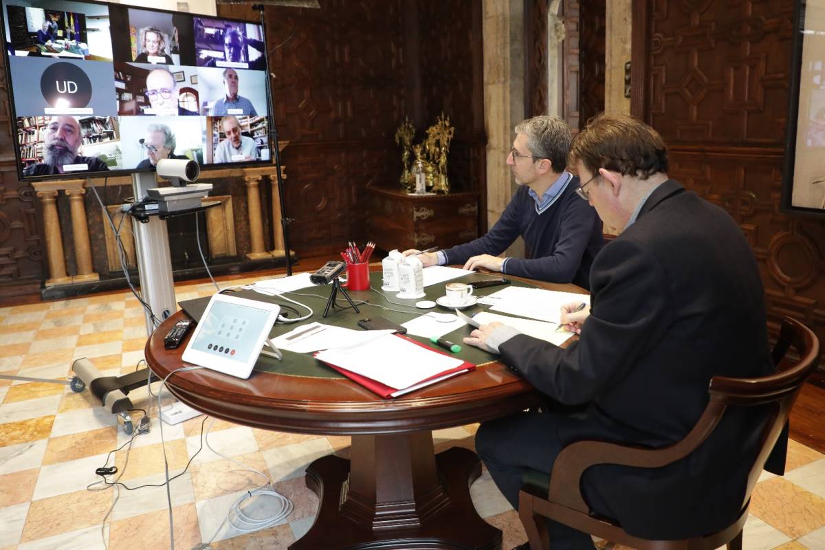 El presidente Puig y el conseller Arcadi España, en la reunión con los expertos