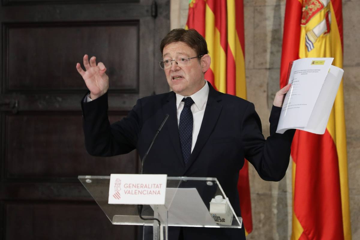 El presidente de la Generalitat, Ximo Puig, durante su intervención el domingo con el informe de desescalada de la Generaltiat en su mano. Foto: GVA/Vicent Martínez