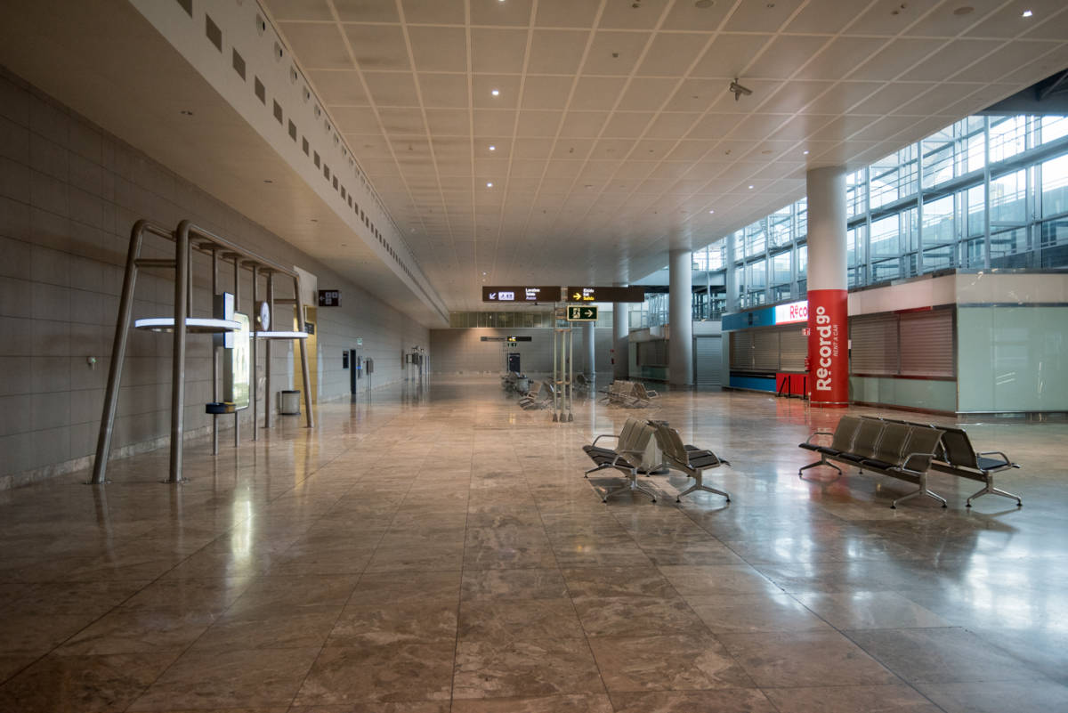 Imagen del interior del aeropuerto de Alicante-Elche cerrado. Foto: RAFA MOLINA