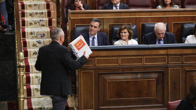 Baldoví habla con Sánchez en el Congreso. Foto: MARTA JARA/CONGRESO