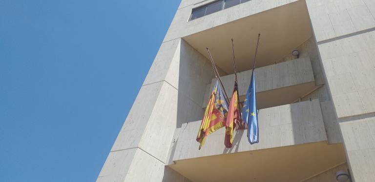 Banderas a media asta en un Ayuntamiento valenciano durante el primer día de luto oficial.