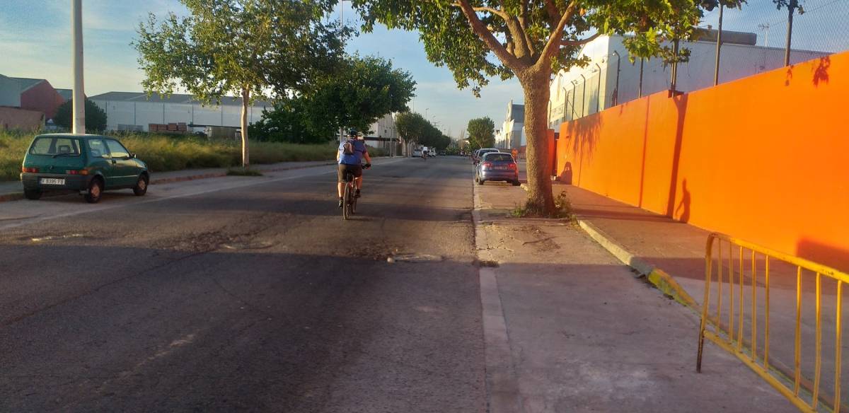 Un ciclista circula por un polígono a última hora de la tarde.  Foto: JC