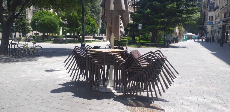 Mesas y sillas apiladas, ayer, en la plaza del Altozano de Albacete. 