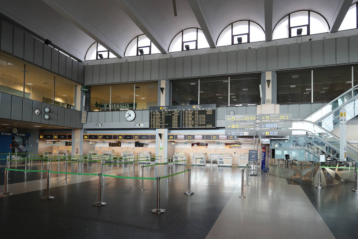 El aeropuerto de València, sin pasajeros tras decretarse el estado de alarma. Foto: IVÁN TERRÓN/EP