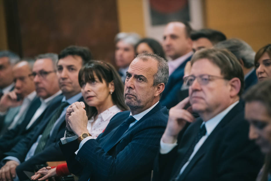 El presidente de CEV Alicante, Perfecto Palacio, junto a Ximo Puig, en la asamblea de la CEV de 2019. Foto: KIKE TABERNER