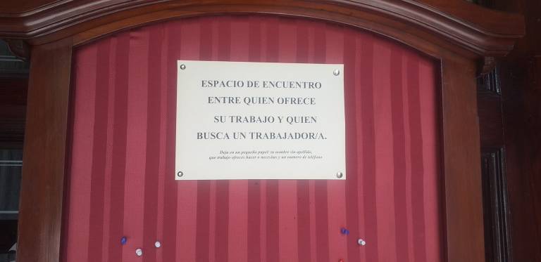 Una iglesia valenciana pone en contacto a parados con empleadores.