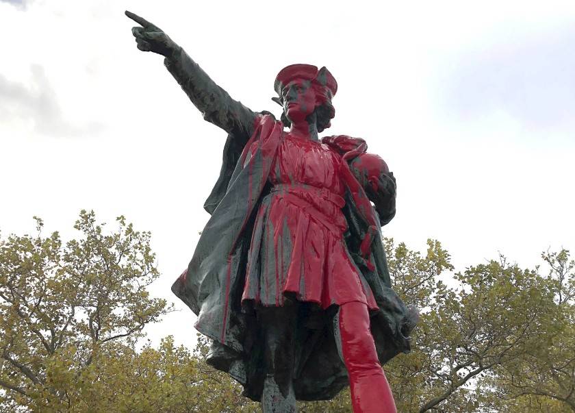 Estatua de Cristobal Colon tras las protestas recientes en EEUU