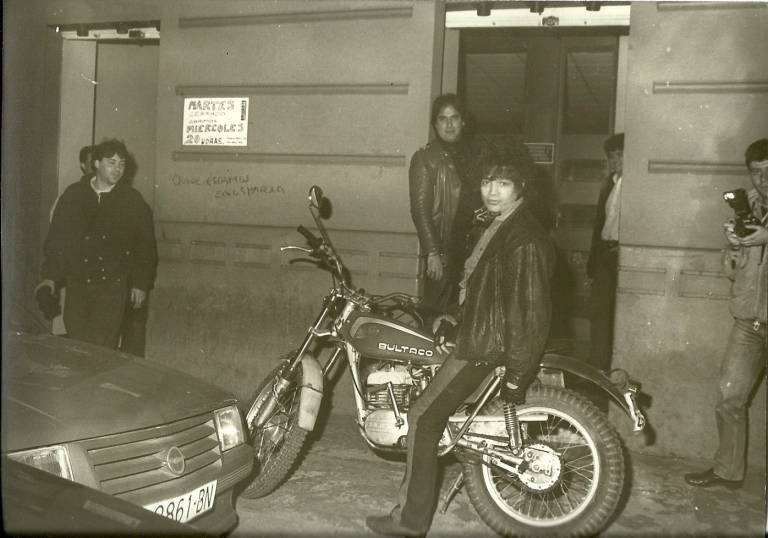 Alan Vega en la puerta de Brillante. Foto: Archivo de Rafa Cervera