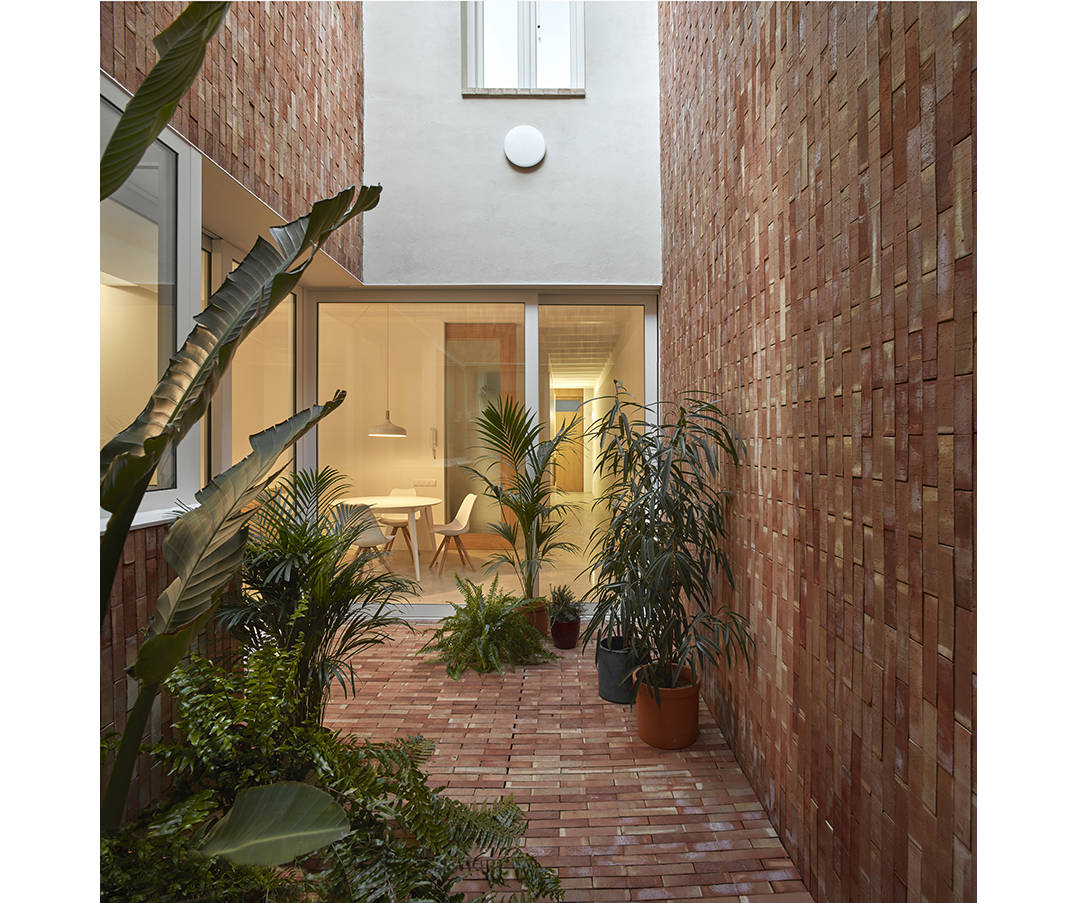 A la Casa AM, Horma Estudio ha utilitzat la rajola per revestir sóls i parets. Foto: Fotógrafa de Arquitectura