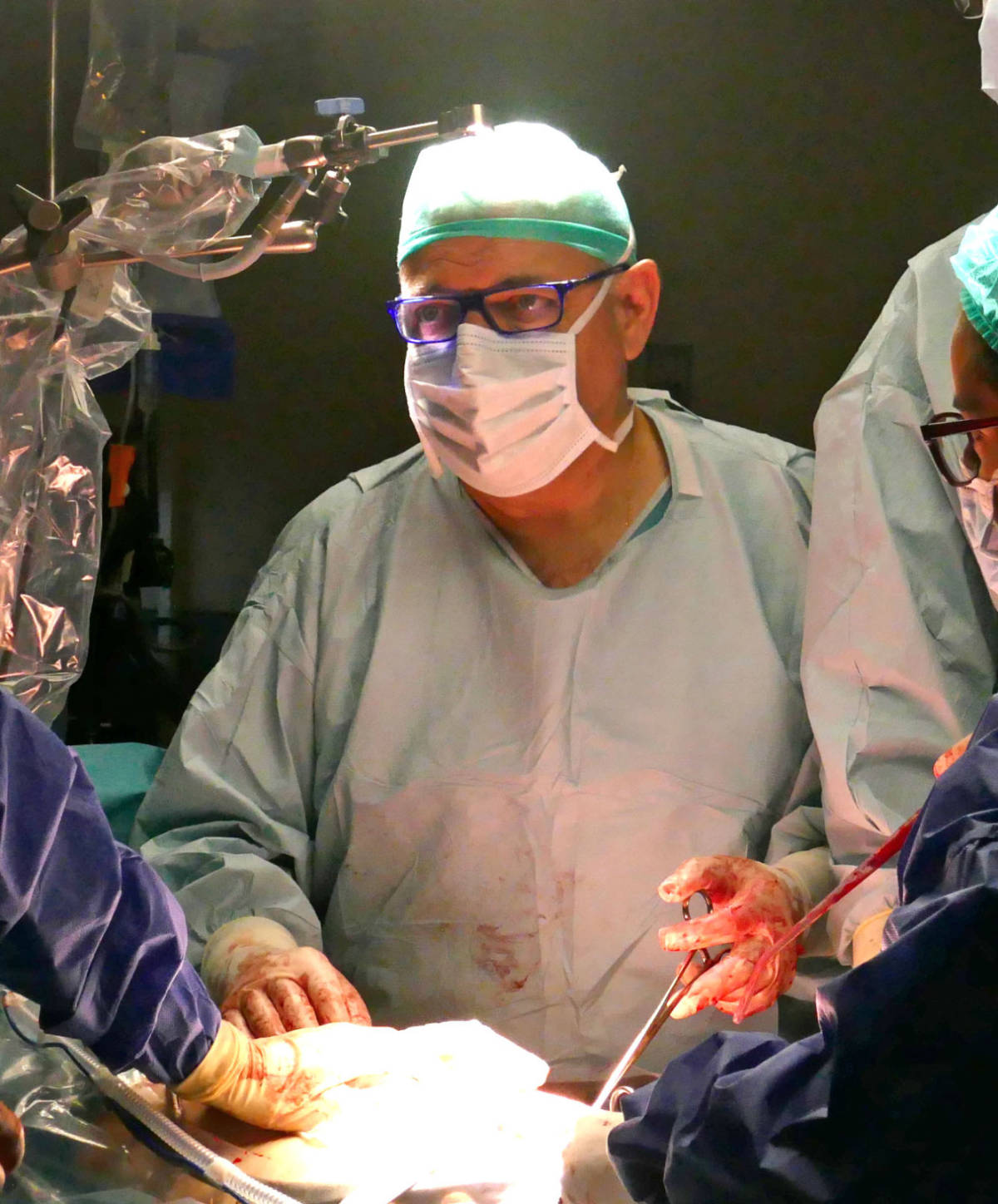 El doctor Llueca, durante una intervención quirúrgica (foto: Hospital General Universitari de Castelló)
