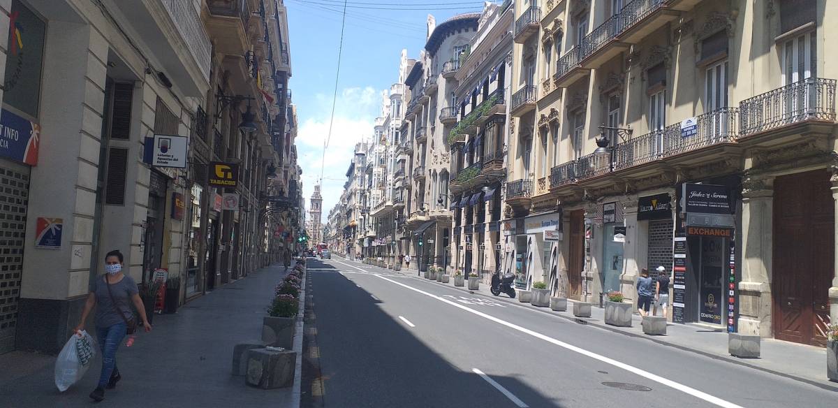 Una mujer pasea por la calle de la Paz en València la pasada semana. VP