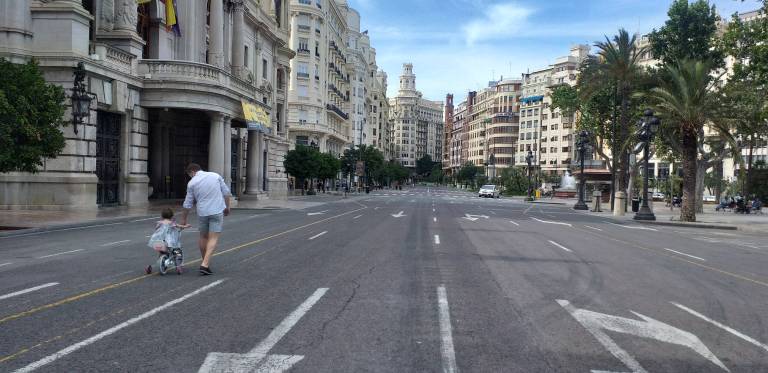 Un hombre pasea con su hija por la plaza del Ayuntamiento de València esta semana.