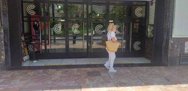 Una mujer pasa por delante del teatro Rialto, que continúa cerrado.