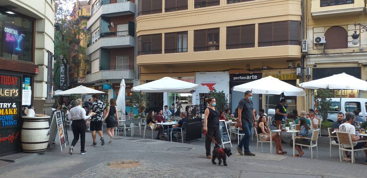 Clientes de un bar hablan en una terraza en València este fin de semana.