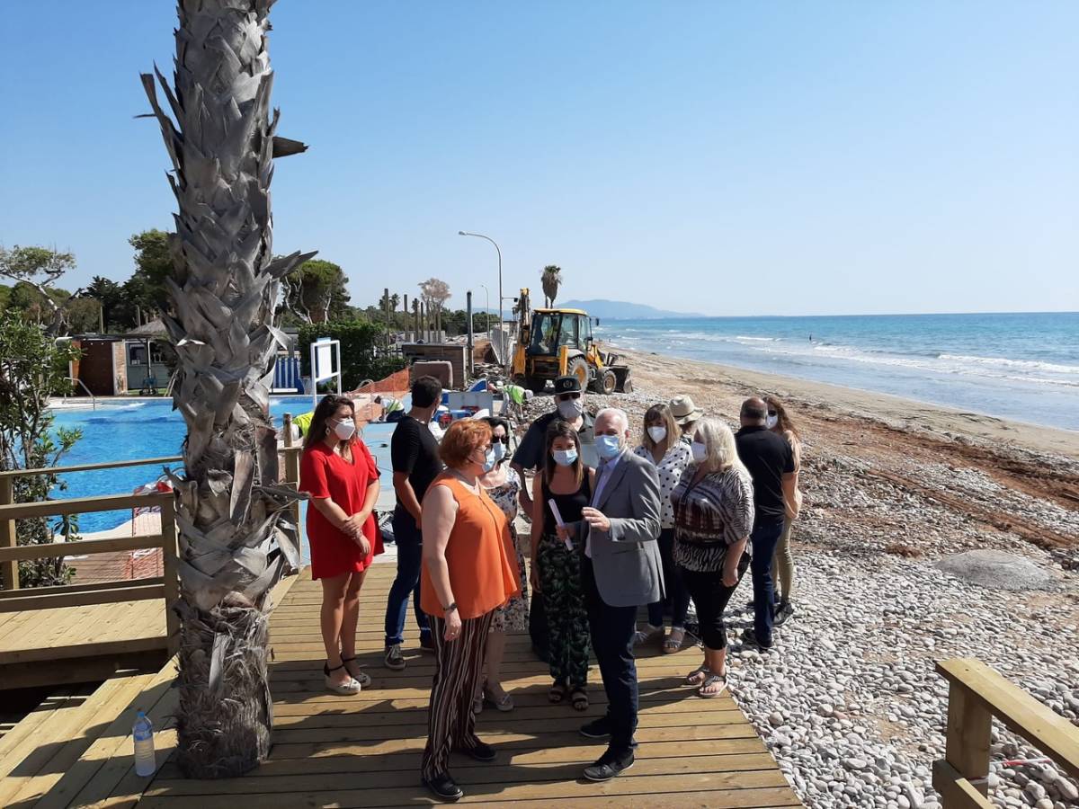 La delegada del Gobierno en la Comunitat, Gloria Calero, visita una playa de Castellón. Foto: Delegación del Gobierno