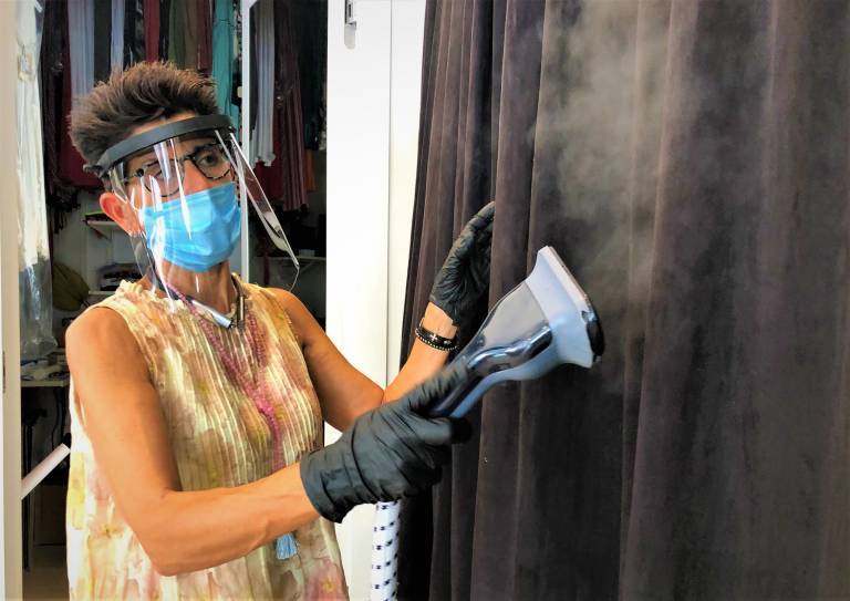 Un comercio alicantino desinfecta sus probadores con ozono, en una imagen de archivo. 