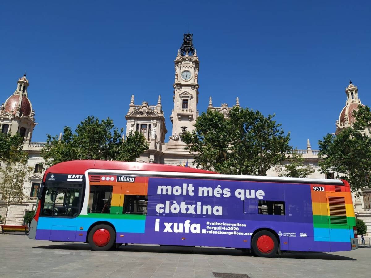 Autobús de la EMT con la campaña del Día del Orgullo. Foto: AYUNTAMIENTO DE VALÈNCIA