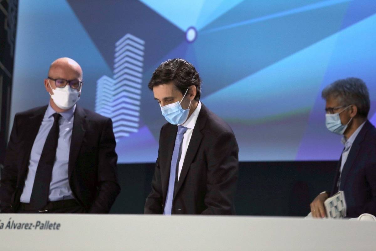 Ángel Vilá, José María Álvarez-Pallete y Pablo de Carvajal, en la junta general de accionistas de 2020 de Telefónica