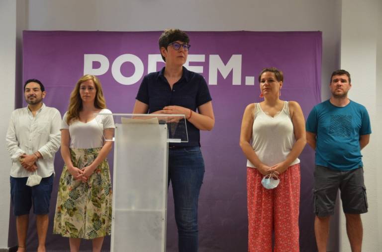 La nueva líder de Podem, Pila Lima, junto a sus colaboradores tras su victoria en las primarias. Foto: VP