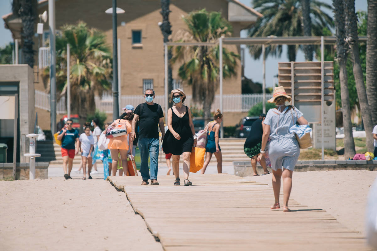 Gente accede a la playa de la Malvarrosa el primer fin de semana de Fase 2. Foto: KIKE TABERNER